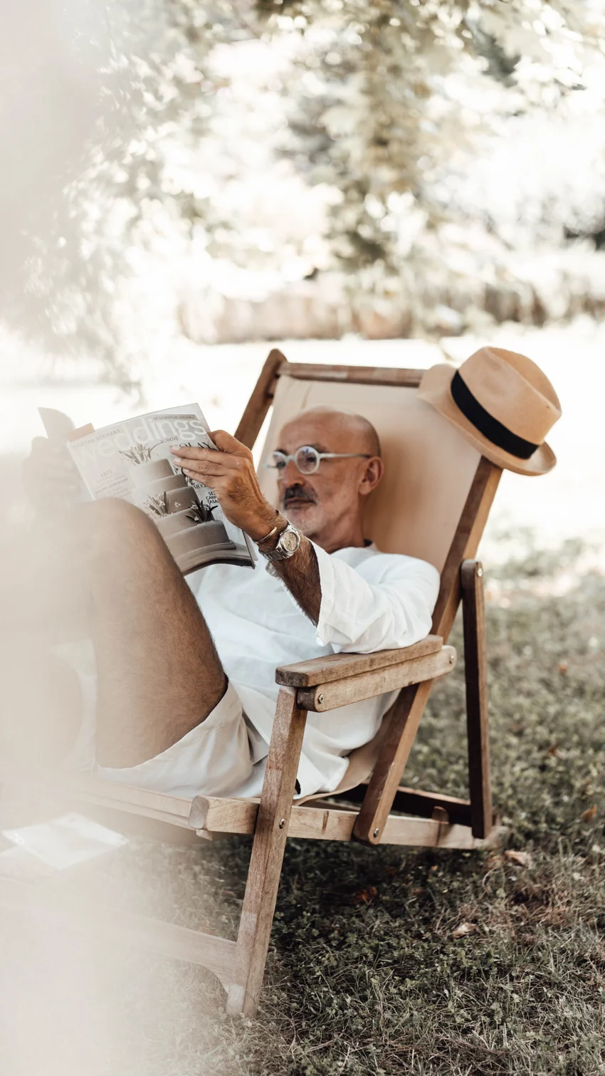 Man in de tuin met een krant